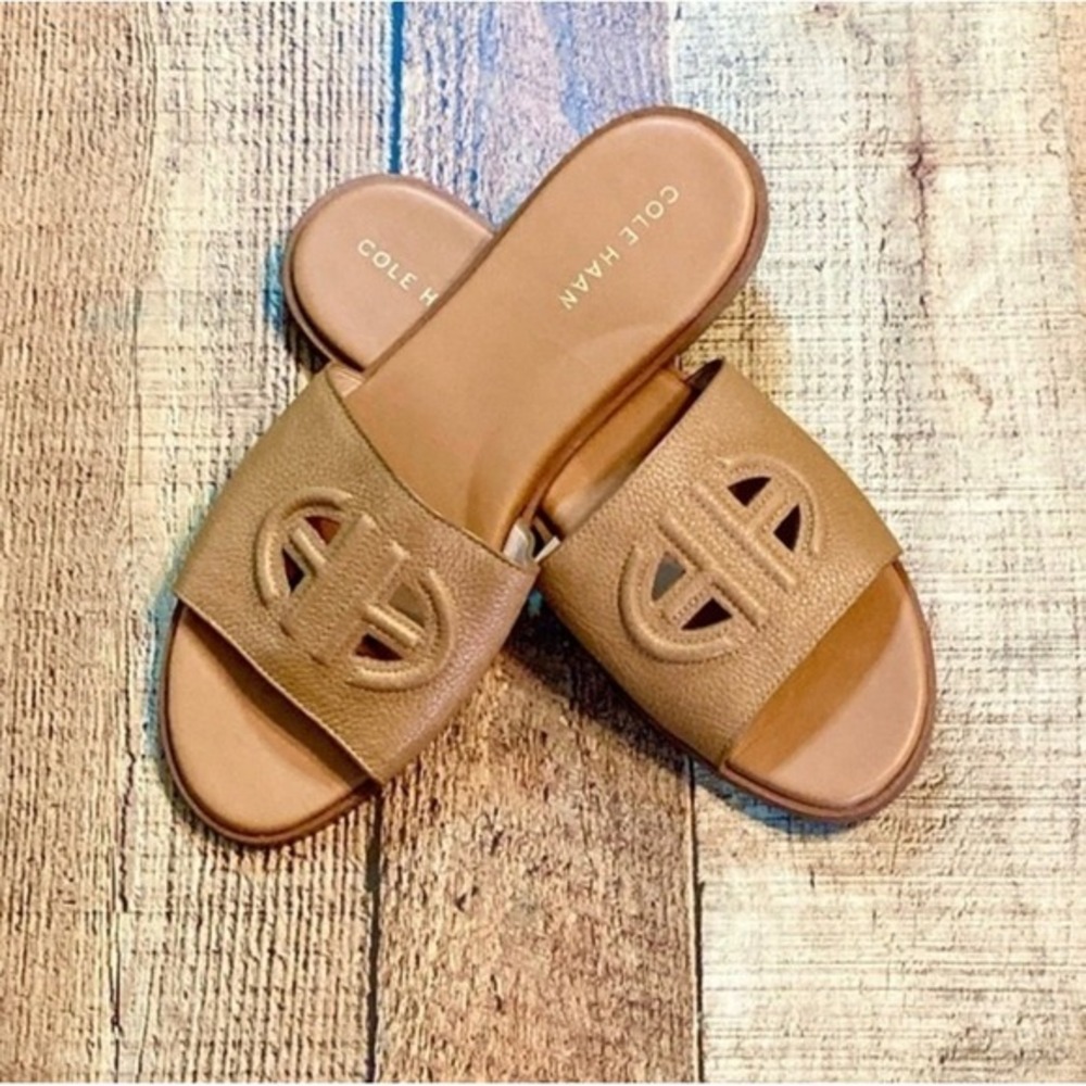 Cole Haan Flynn Slide Sandals British Tan Pebbled Leather Logo Flat W27705 9.5B‎
